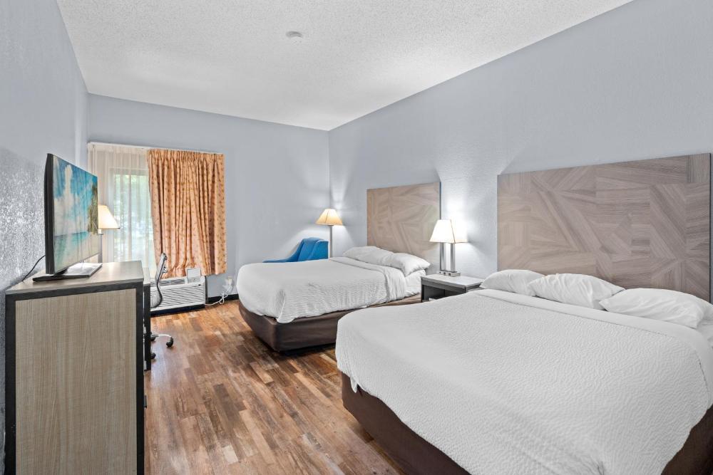 Queen Room with Two Queen Beds - Non-Smoking interior